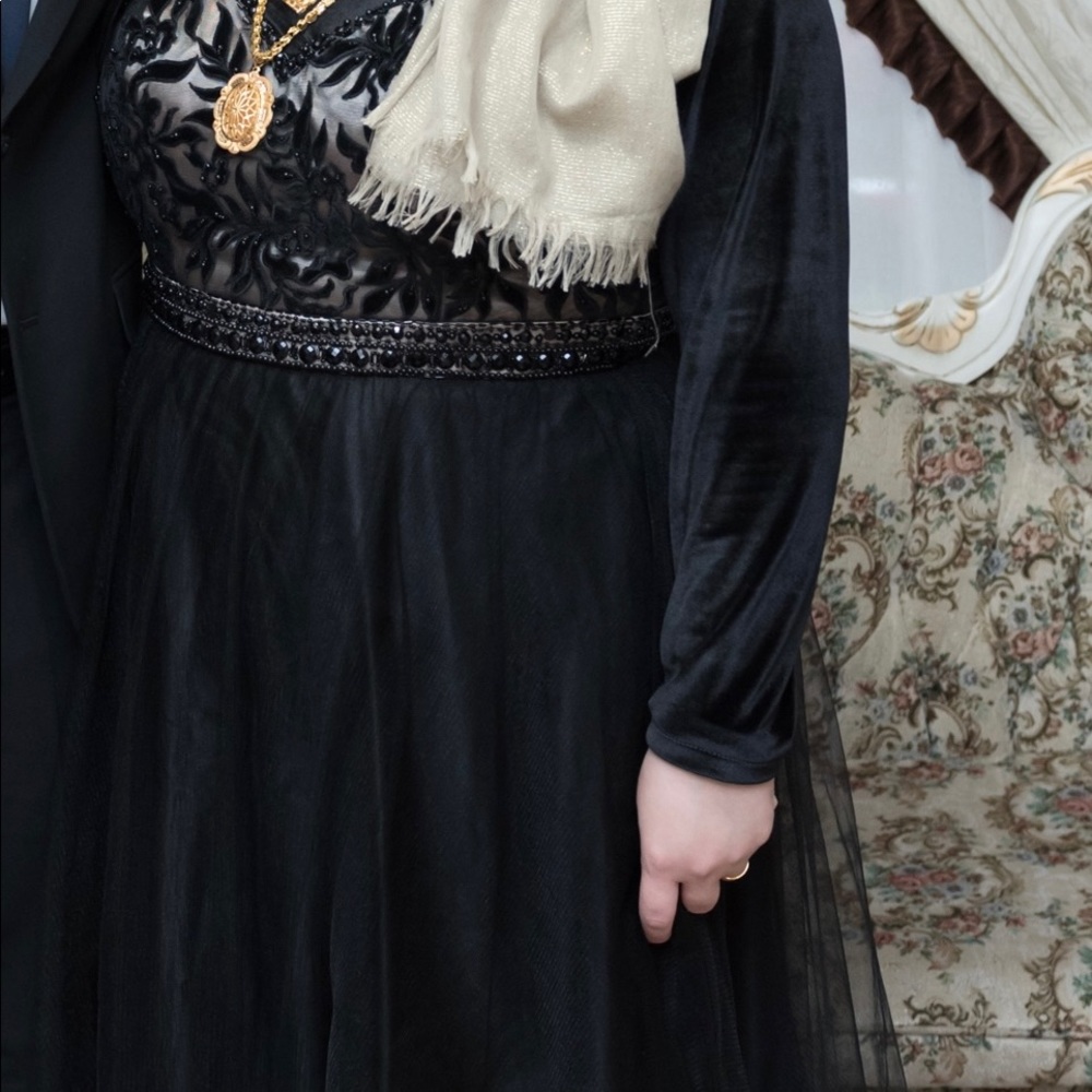 Black prom dress - Picture 9 of 10